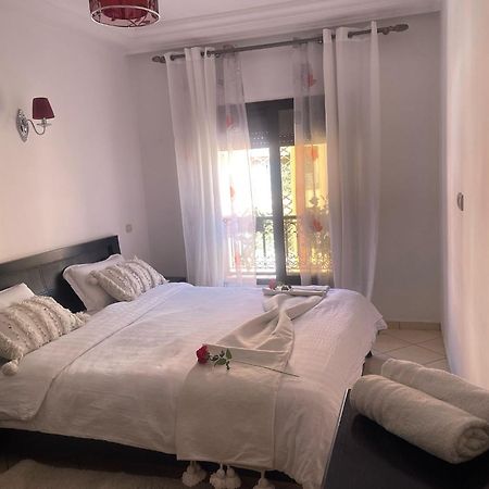 Magnifique Appartement Spacieux Confort Propre Familial 2 Chambres Salon Et Salle A Manger A 20Mn A Pied De Place Jemaa El Fina 4 Piscines Dans Espace De Golf A 12 Mn En Voitures L Entree Est Gratuit Pour La Clientele Ouvert Entre 10H Et 20H Marrakesh Exterior photo