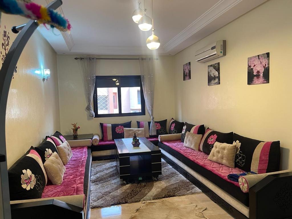 Magnifique Appartement Spacieux Confort Propre Familial 2 Chambres Salon Et Salle A Manger A 20Mn A Pied De Place Jemaa El Fina 4 Piscines Dans Espace De Golf A 12 Mn En Voitures L Entree Est Gratuit Pour La Clientele Ouvert Entre 10H Et 20H Marrakesh Exterior photo