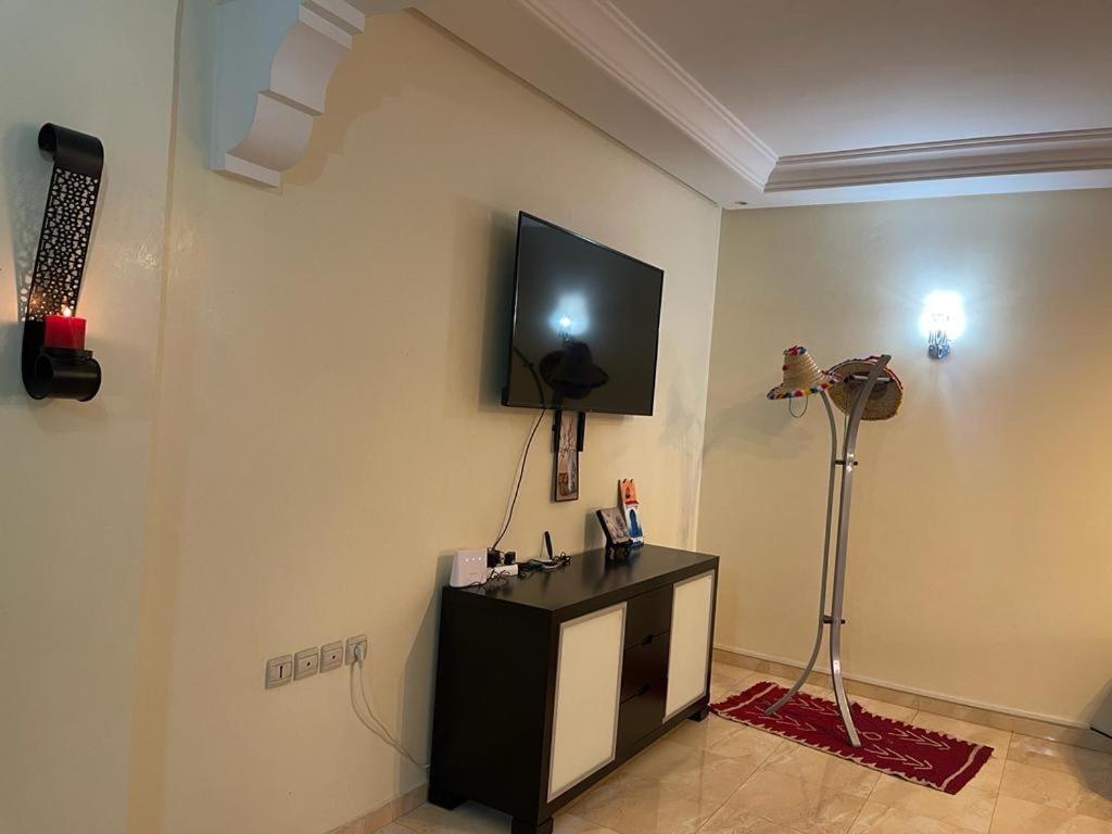 Magnifique Appartement Spacieux Confort Propre Familial 2 Chambres Salon Et Salle A Manger A 20Mn A Pied De Place Jemaa El Fina 4 Piscines Dans Espace De Golf A 12 Mn En Voitures L Entree Est Gratuit Pour La Clientele Ouvert Entre 10H Et 20H Marrakesh Exterior photo