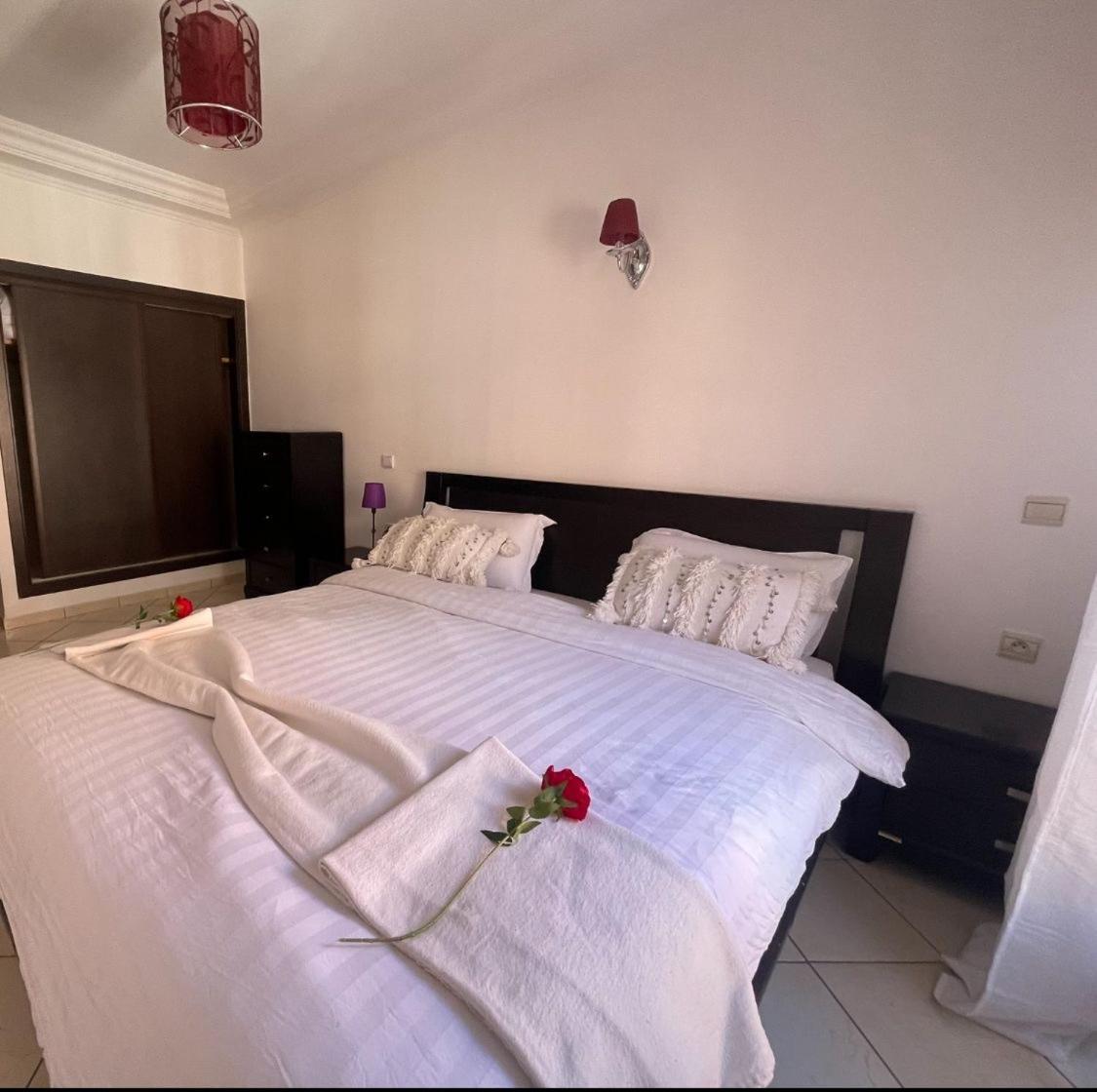 Magnifique Appartement Spacieux Confort Propre Familial 2 Chambres Salon Et Salle A Manger A 20Mn A Pied De Place Jemaa El Fina 4 Piscines Dans Espace De Golf A 12 Mn En Voitures L Entree Est Gratuit Pour La Clientele Ouvert Entre 10H Et 20H Marrakesh Exterior photo