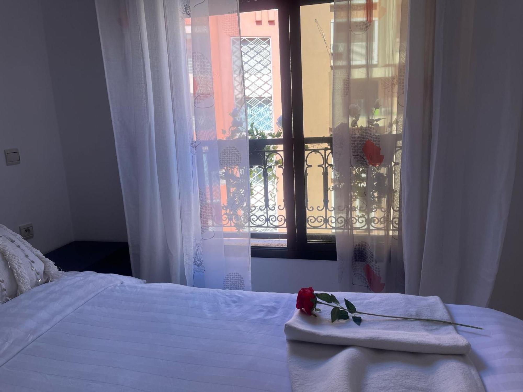 Magnifique Appartement Spacieux Confort Propre Familial 2 Chambres Salon Et Salle A Manger A 20Mn A Pied De Place Jemaa El Fina 4 Piscines Dans Espace De Golf A 12 Mn En Voitures L Entree Est Gratuit Pour La Clientele Ouvert Entre 10H Et 20H Marrakesh Exterior photo